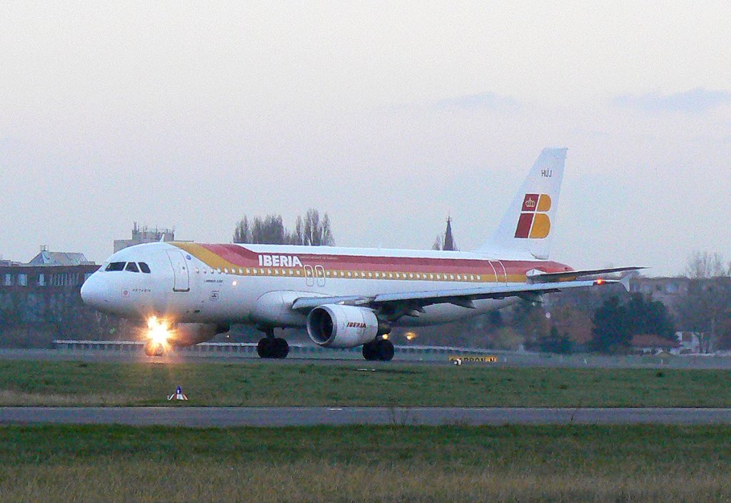 Iberia A 320-214 EC-HUJ am frhen Morgen des 21.11.2009 auf dem Flughafen Berlin-Tegel