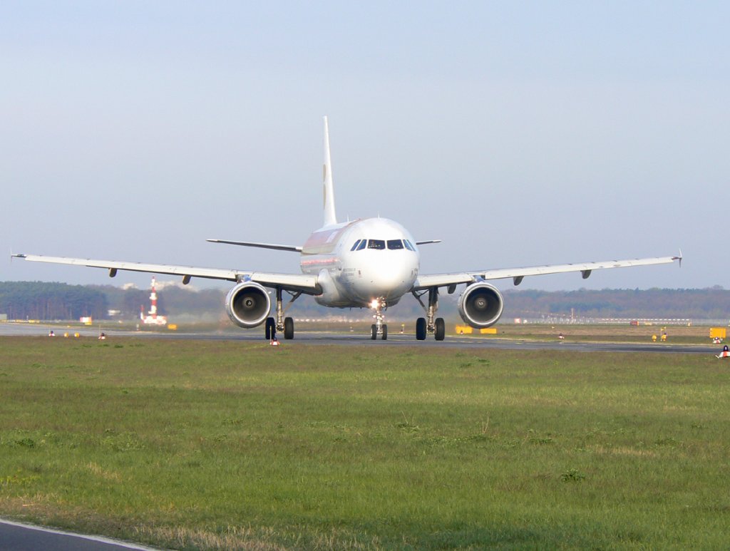 Iberia A 320-214 EC-IEI auf dem Weg zum Start in Berlin-Tegel am 21.04.2012