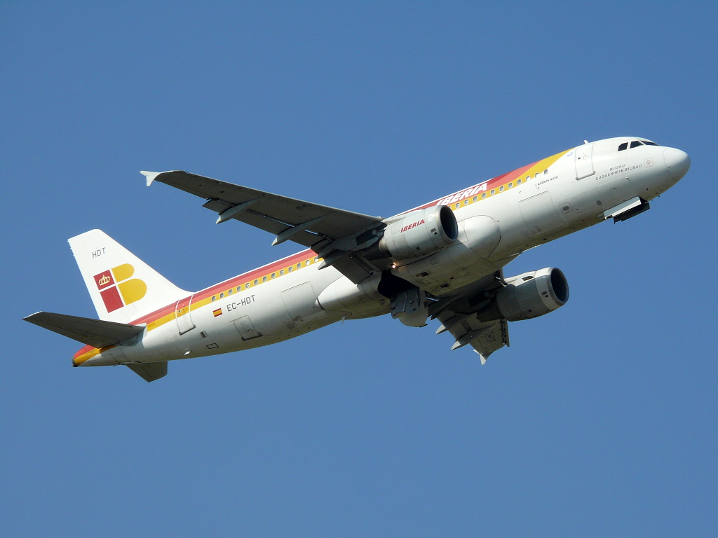Iberia; EC-HDT; Airbus 320-214. Flughafen Dsseldorf. 26.06.2009.