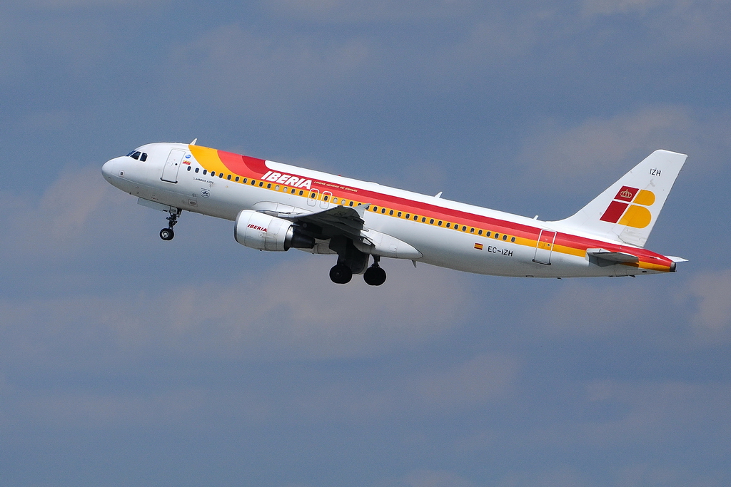 Iberia, EC-IZH, Airbus A320-214. Iberia fliegt tglich nach Spanien in die Metropolen. 27.4.2010