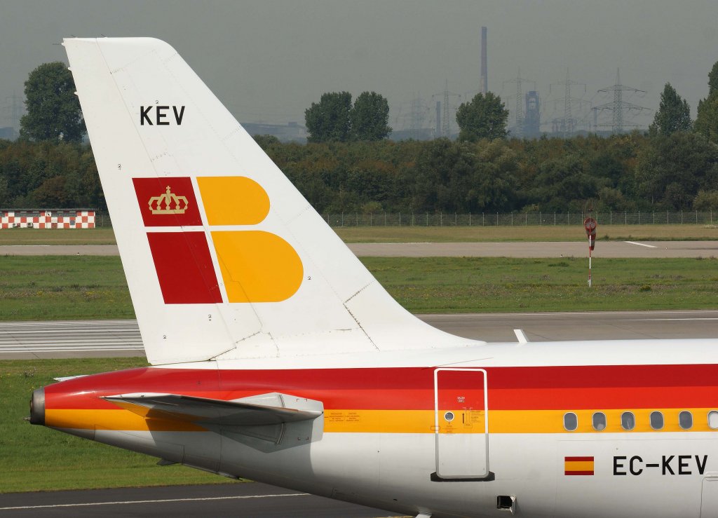 Iberia, EC-KEV, Airbus A 319-100 (Urogallo = geschtzte Vogelart) (Seitenleitwerk/Tail), 2010.09.23, DUS-EDDL, Dsseldorf, Germany 

