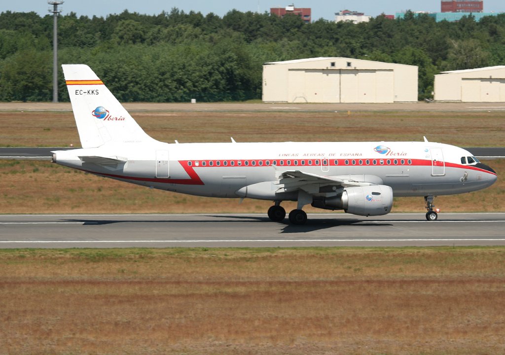 Iberia Retro A 319-111 EC-KKS beim Start in Berlin-Tegel am 02.06.2011