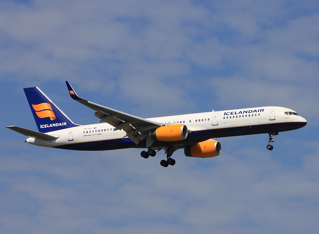 Iceland air im Anflug auf Frankfurt, die 757 kam zum Glck nicht auf der neuen Bahn runter... (15.08.2012)