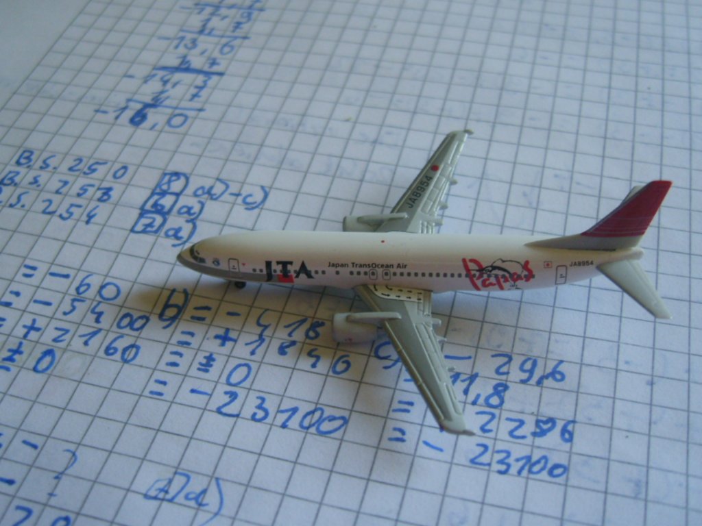 Ich hasse Mathe. Dafr kriegt ihr ein exclusiven Einblick in meine Modelflugzeugsammlung und in meine Mathehausaufgaben.