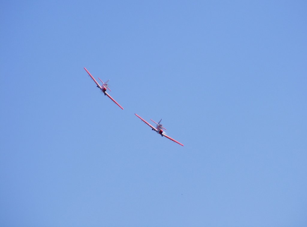 Im Anflug auf den Flugplatz Alkersleben (EDBA).D-EWQL und DEWQC,die beiden Zlin 526 AFS von der Kunstflugstaffel AERO GERA am 28.4.2012
