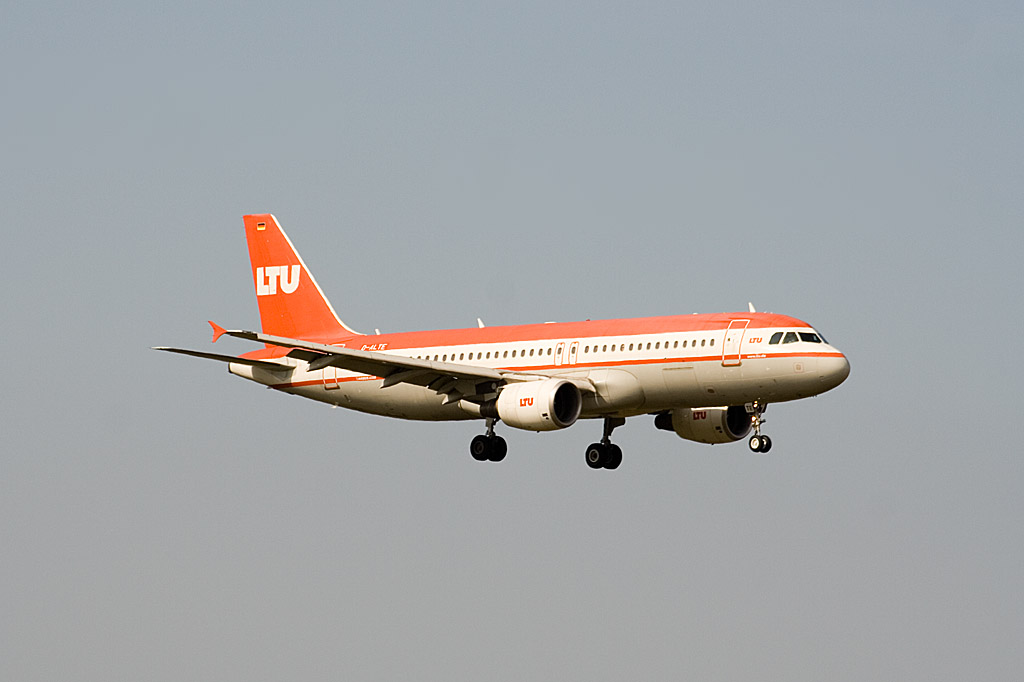 Im Endanflug auf dem Flughafen Sylt (GWT) war am 25. Mai 2008 die D-ALTE von Air Berlin, welche noch die Lackierung des inzwischen bei Air Berlin aufgegangenen LTU trgt.