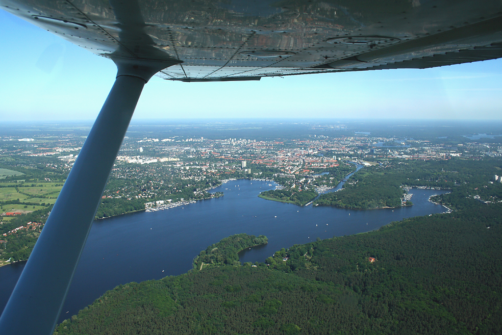 Im Flug mit einer Cessna 172 ber Berlin
Mai-2012
