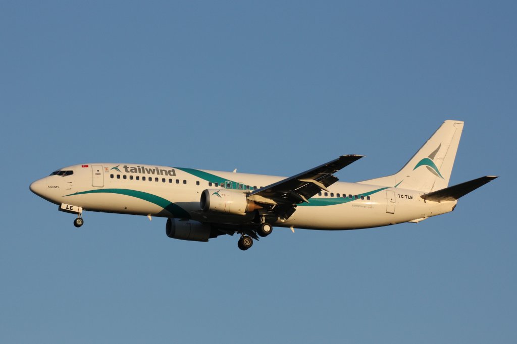 Im letzten Abendlicht des 05.08.2013 erreicht die Boeing 737-400 der Tailwind Airlines (TC-TLE) den Flughafen Dresden. 