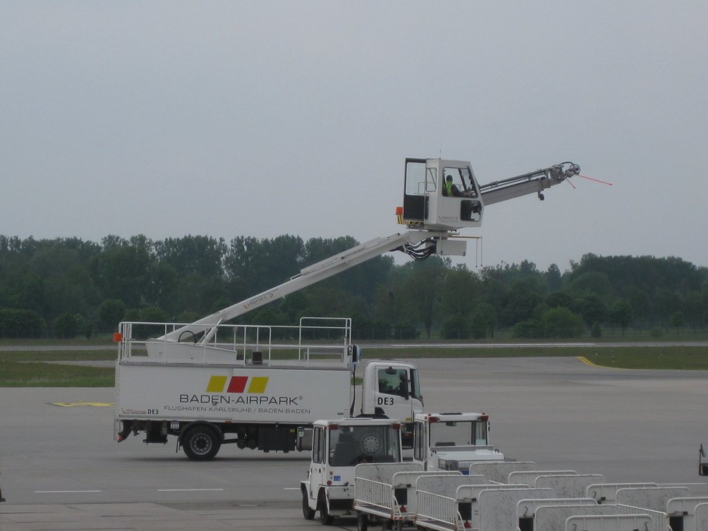 Im Mai gehts los mit den Vorbereitungen fr den Winter. Dieser  Enteisungselefant  bt schon mal.
(08.05.10)