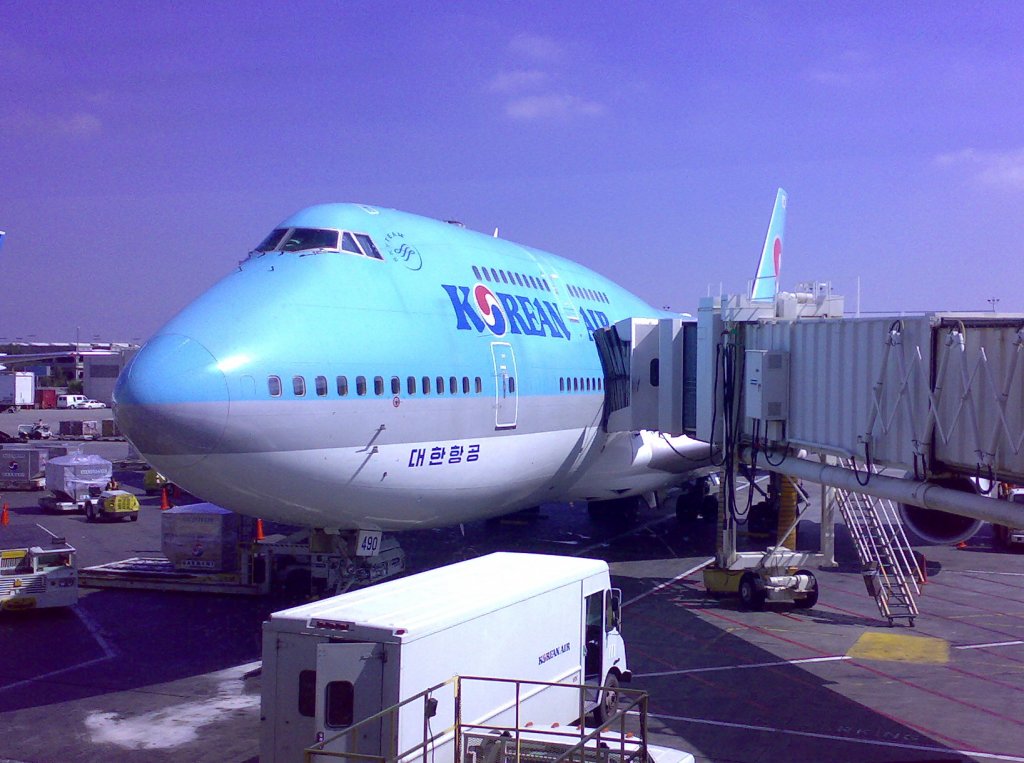 Im Oktober 2007 eine Boeing 747-400 der Korean Airlines in Los Angeles wird am Terminal abgefertigt. 
