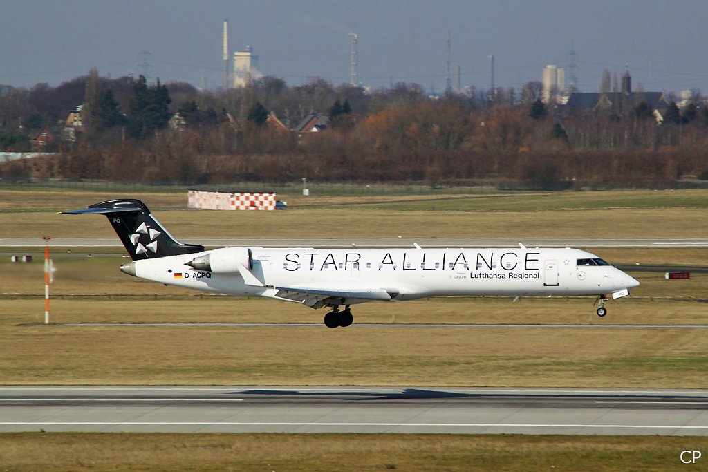 In Star-Alliance-Lackierung prsentiert sich die CRJ-700  Lbbecke  (D-ACPQ) von Cityline am 9.3.2010 in Dsseldorf.
