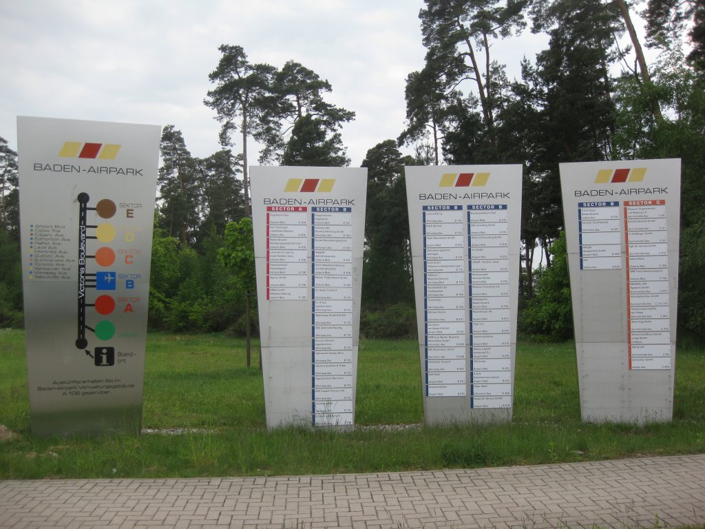 Informationstafeln bei der Einfahrt der Strae zum Baden-Airpark (08.05.10)