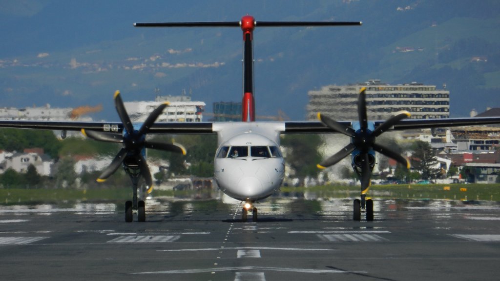 INN Innsbruck-Kranebitten, Austria - 
22. April 2011 – 
Austrian Arrows - 
DHC-8-402Q - OE-LGK - 
taxiing on Rwy 08 to VIE (Wien)
