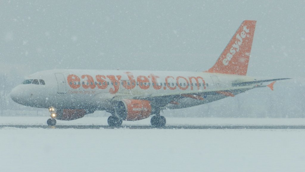 INN Innsbruck-Kranebitten, Austria,
29. Dezember 2011, 
EasyJet  Airbus A319-111,
G-EZAU, taxiing alpha, Rwy 08 to LGW (London-Gatwick)

