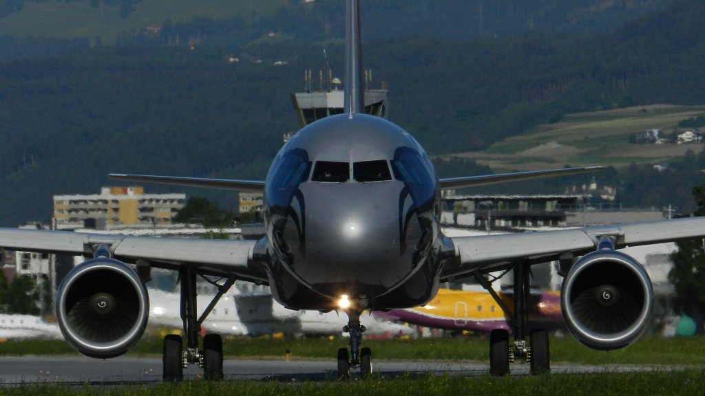 INN Innsbruck-Kranebitten, Austria,
9. Mai 2011, 
Niki  Airbus A320-200, 
OE-LEE, taxiing alpha, Rwy 08 to PMI (Palma)
