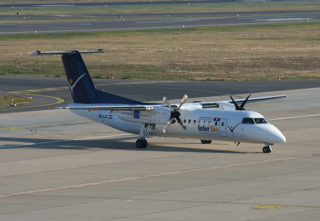 InterSky De Havilland Canada DHC-8-314Q OE-LIC bei der Ankunft auf dem Flughafen Berlin-Tegel am 31.10.2009