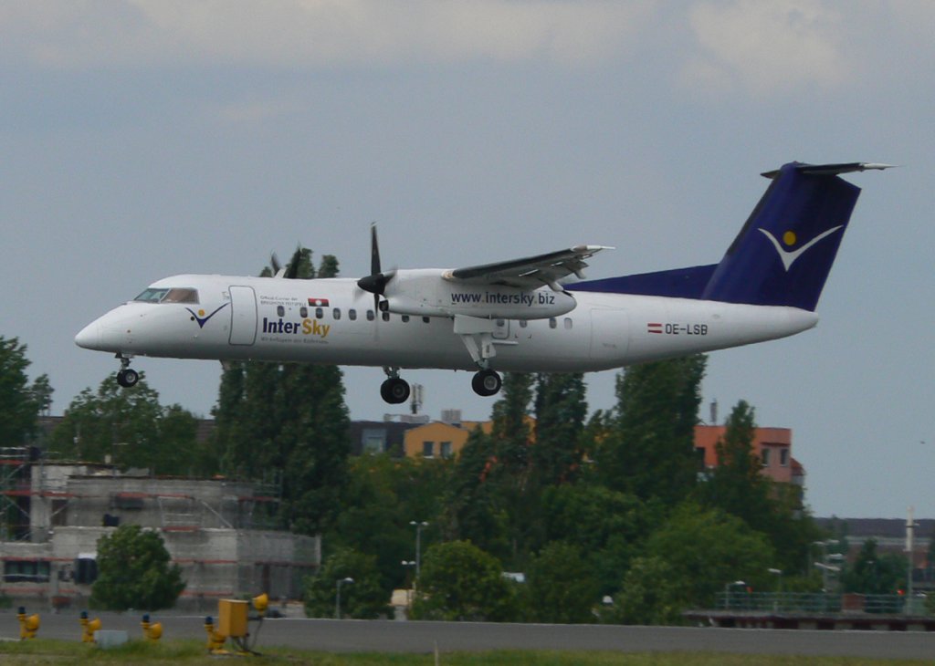 InterSky De Havilland Canada DHC-8-314Q OE-LSB kurz vor der Landung in Berlin-Tegel am 27.05.2011