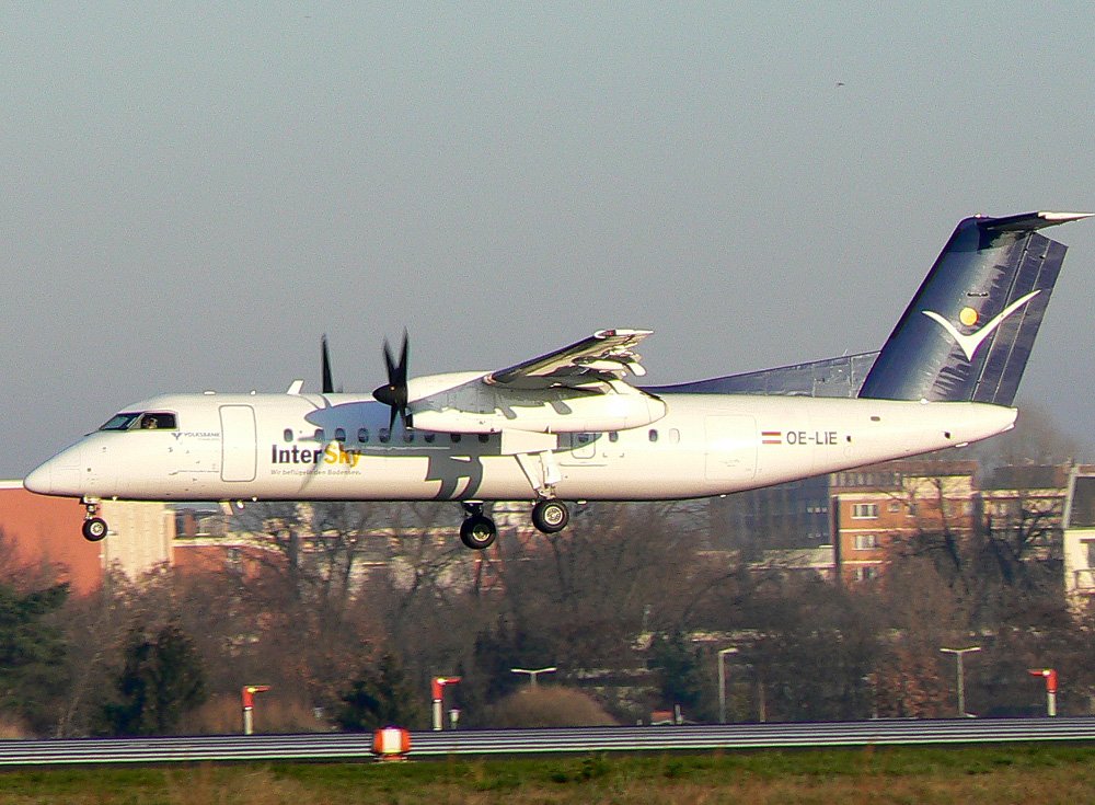 InterSky De Havilland Canada DHC-8-315Q OE-LIE am Morgen des 05.12.2009 bei der Landung auf dem Flughafen Berlin-Tegel