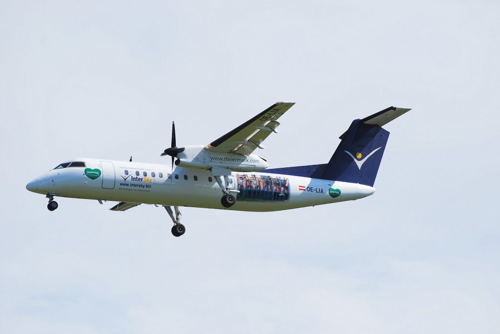InterSky de Havilland Canada DHC-8-341Q OE-LIA im Landeanflug auf Hamburg Fuhlsbttel am 01.06.11
