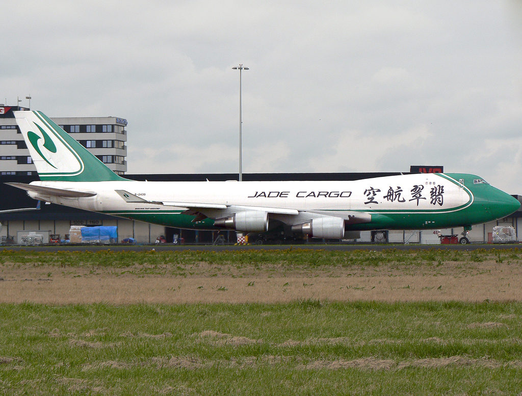 Jade Cargo B747-400F B-2439 auf dem Taxiway zur 24 in AMS / EHAM / Amsterdam am 12.07.2007