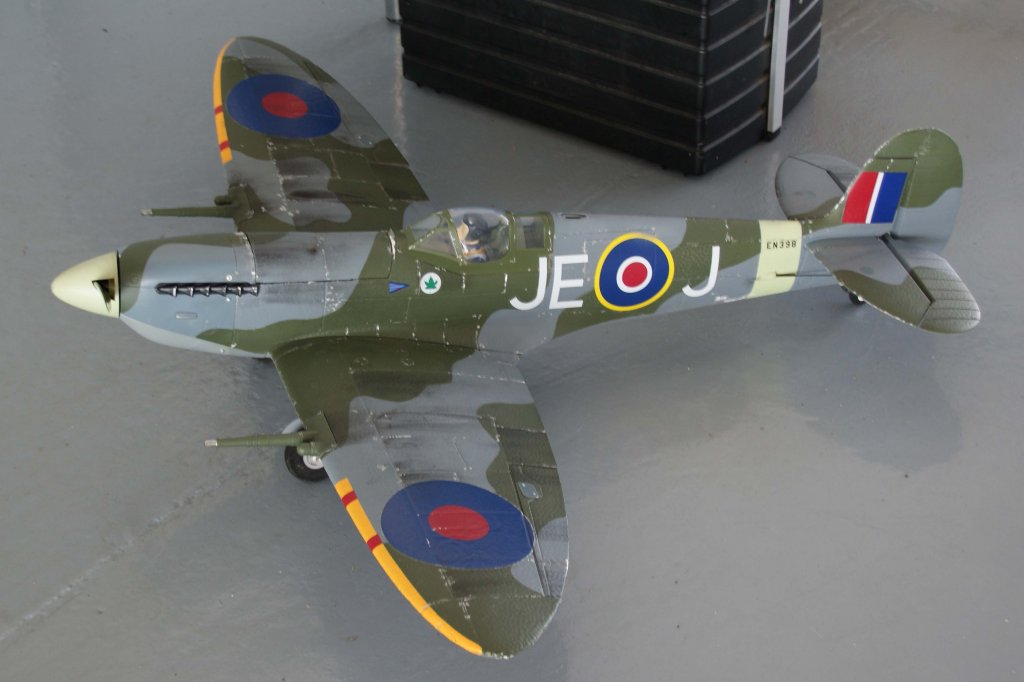 JE-J  EN 398, Spitfire  Mk IX c  (Royal Air Force)  , 40-Jahre Jubilums-Airmeeting des DMFV (Deutscher Modellflieger Verband) auf dem Flugplatz der Fa.  GROB AIRCRAFT  am 07.07.20