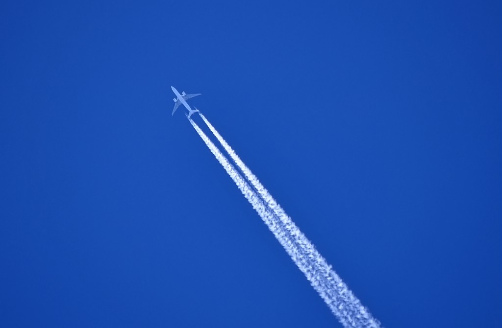 Jet 2-strahlig, wahrscheinlich A320, mit Kondensstreifen ber Euskirchen - 02.06.2011