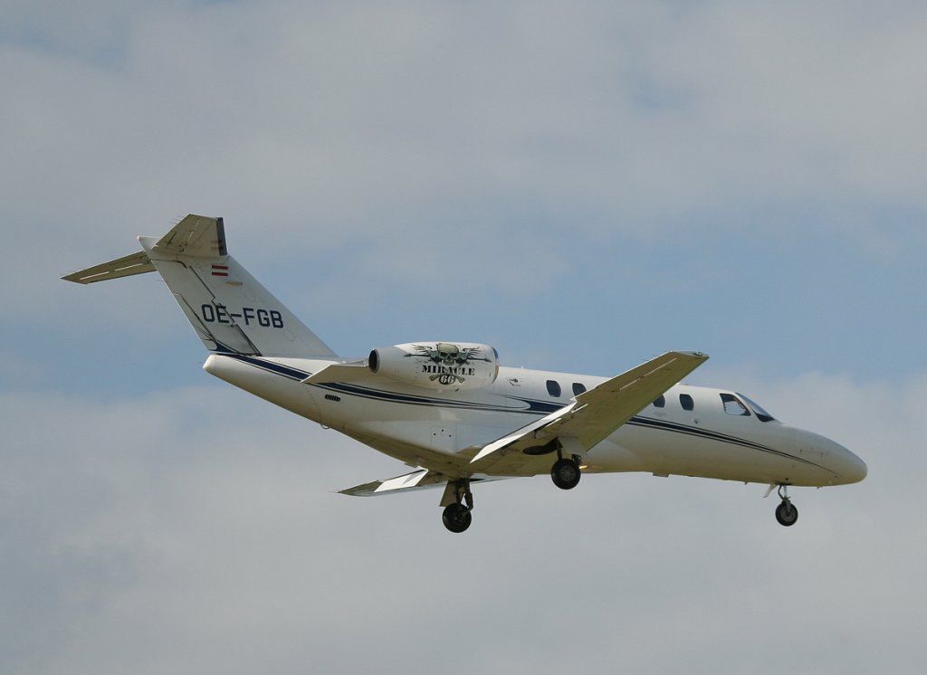 Jetalliance Cessna 525B Citation CJ3 OE-FGB kurz vor der Landung in Berlin-Tegel am 09.06.2012