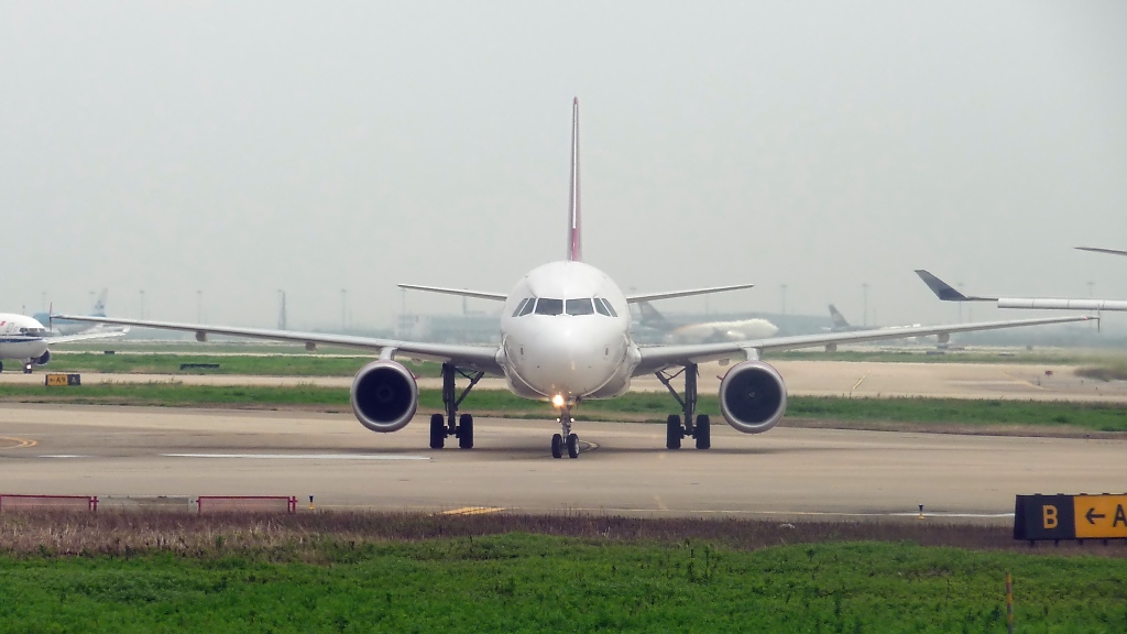 Juneyao Airlines Airbus A320-200 B-6618 in Pudong (15.7.10)