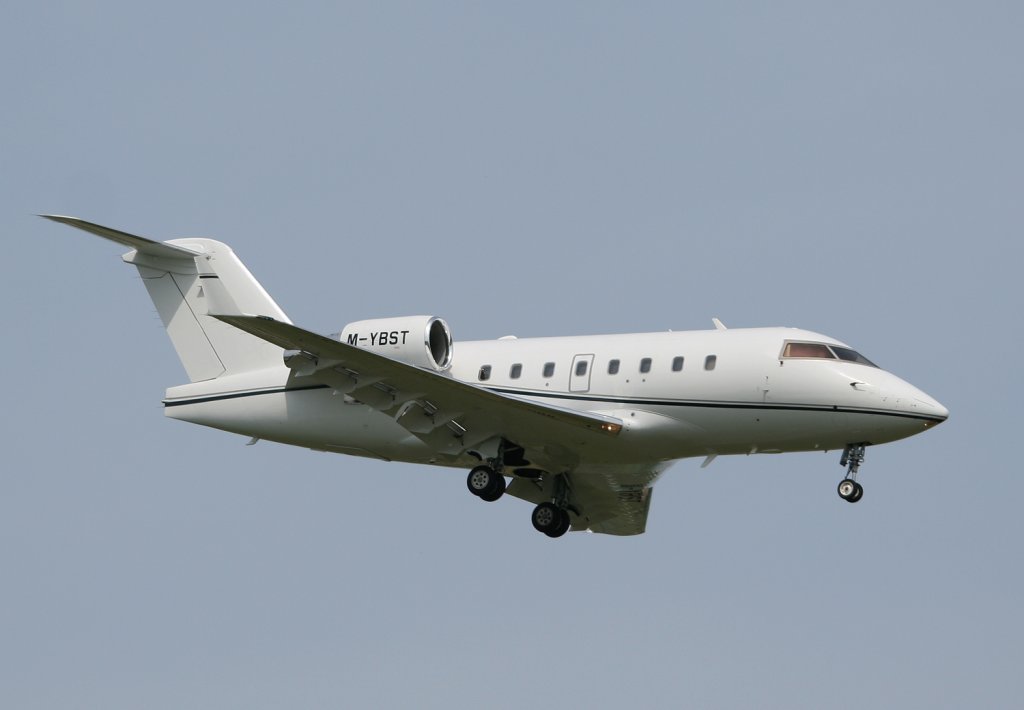 Klimarnock Management Canadair Challenger 604 M-YBST im Landeanflug in Berlin-Schnefeld am 06.06.2010