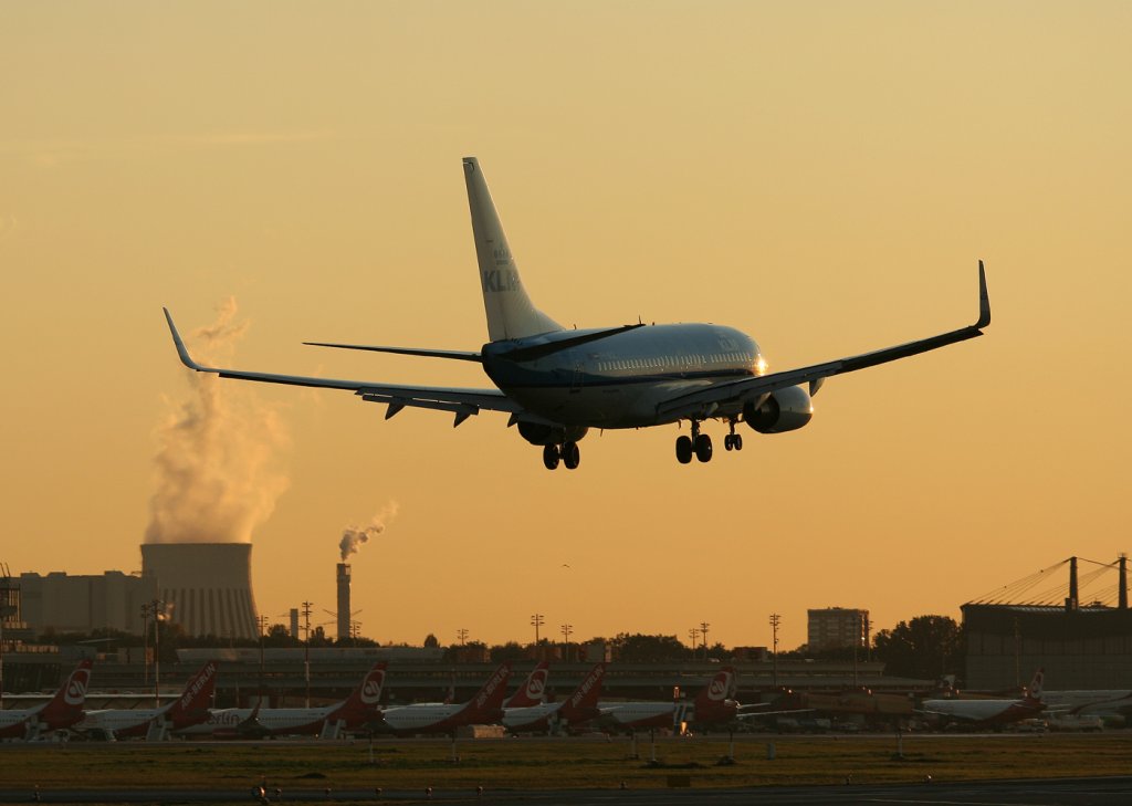 KLM B 737-7K2 PH-BGL kurz vor der Landung in Berlin-Tegel am 30.09.2011