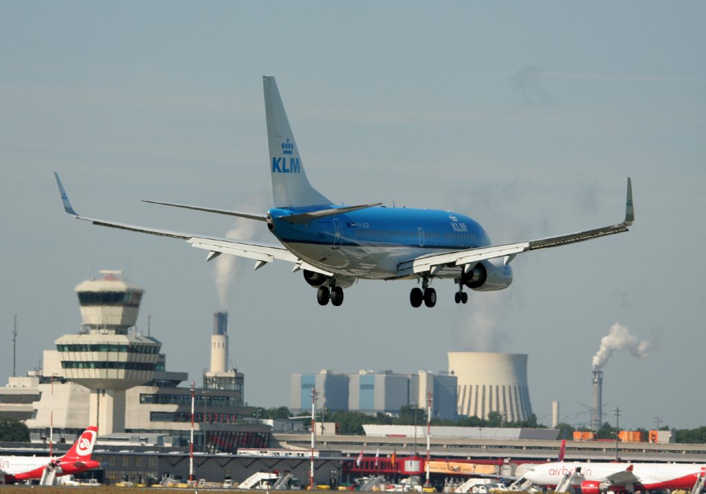 KLM B 737-7K2 PH-BGP kurz vor der Landung in Berlin-Tegel am 16.07.2011