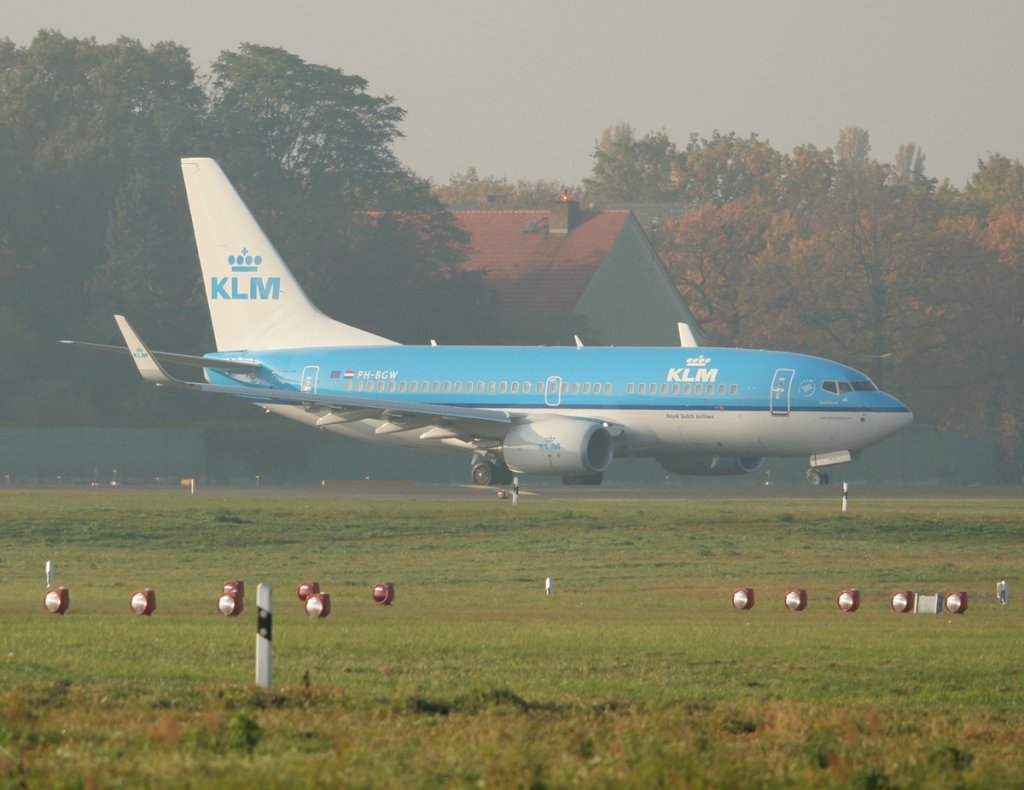 KLM B 737-7K2 PH-BGW kurz vor dem Start in Berlin-Tegel am 29.10.2011