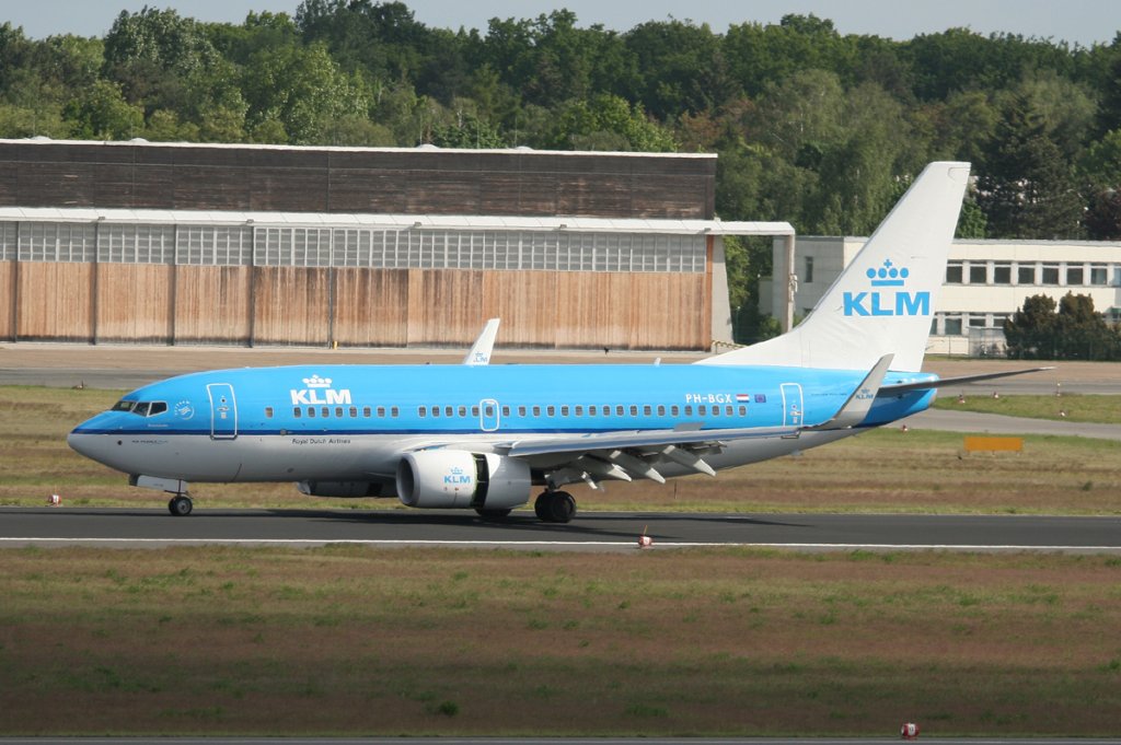 KLM B 737-7K2 PH-BGX nach der Landung in Berlin-Tegel am 17.05.2012