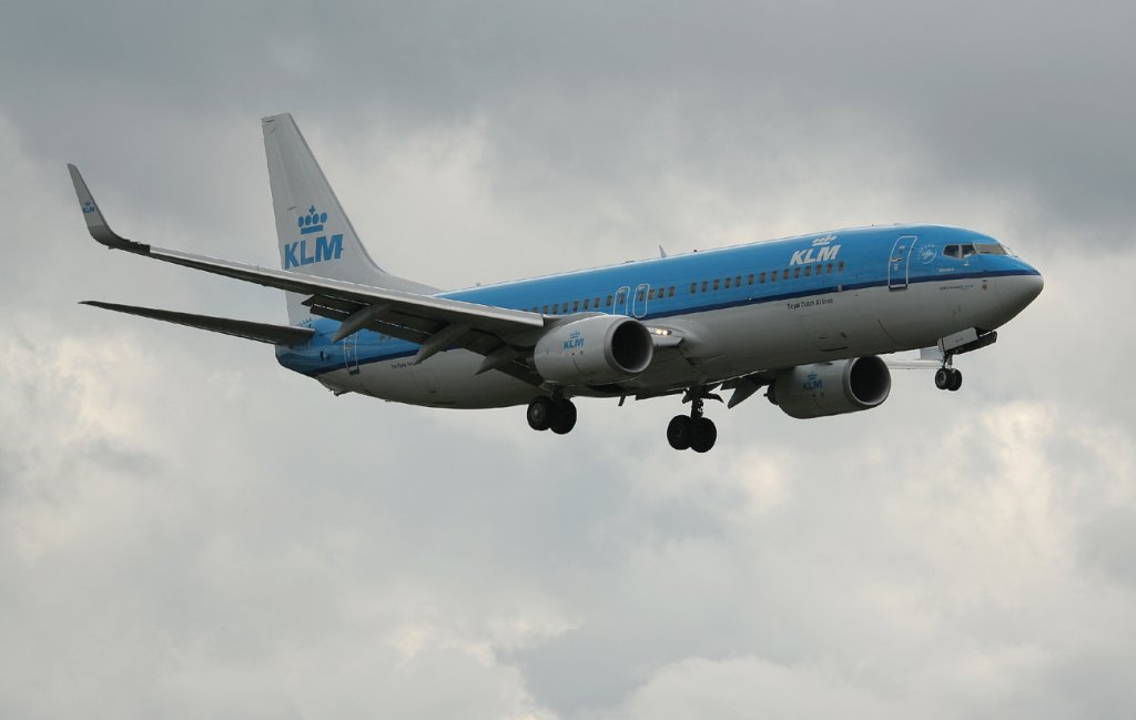 KLM B 737-8K2 PH-BGB kurz vor der Landung in Berlin-Tegel am 18.06.2011