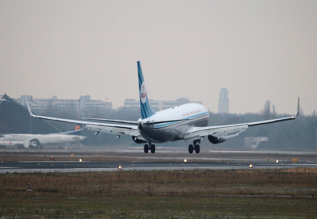 KLM B 737-8K2 PH-BXA bei der Landung in Berlin-Tegel am 01.12.2012