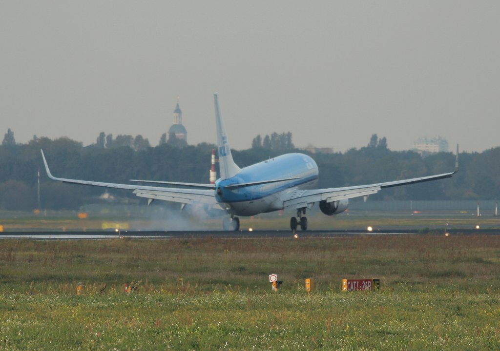 KLM B 737-8K2 PH-BXE bei der Landung in Berlin-Tegel am 04.10.2011