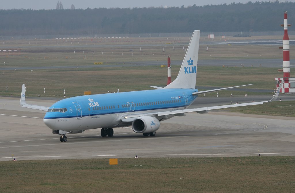 KLM B 737-8K2 PH-BXZ bei der Ankunft in Berlin-Tegel am 02.04.2011