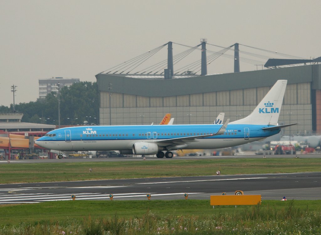 KLM B 737-9K2 PH-BXT bei der Ankunft in Berlin-Tegel am 17.09.2011