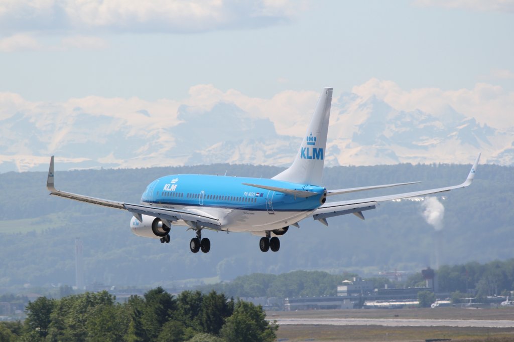 KLM Boeing 737 vor der Landung auf Piste 14 in Zrich-Kloten (18.5.2011).