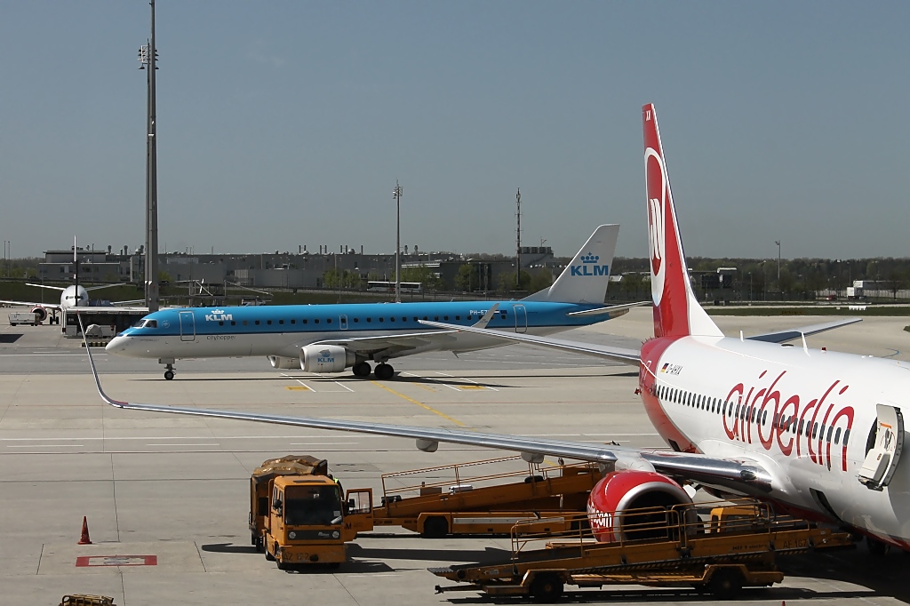 KLM Cityhopper Embraer ERJ-190-100STD, PH-EZ?, auf dem Flughafen Mnchen, 28.4.12