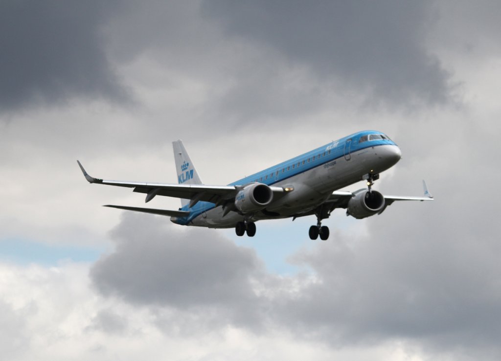 KLM-Cityhopper Embraer ERJ-190-100STD PH-EZF bei der Landung in Berlin-Tegel am 20.07.2012