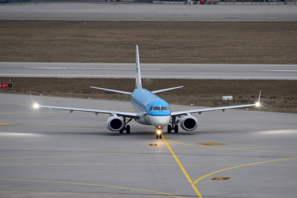 KLM cityhopper 
Embraer ERJ-190-100STD 
PH-EZN
STR Stuttgart [Echterdingen], Germany
26.02.11 
