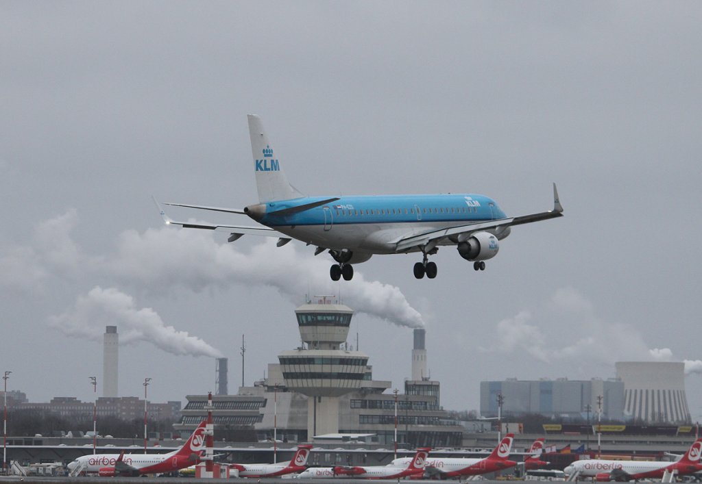 KLM-Cityhopper Embraer ERJ-190-100STD PH-EZO bei der Landung in Berlin-Tegel am 03.03.2013