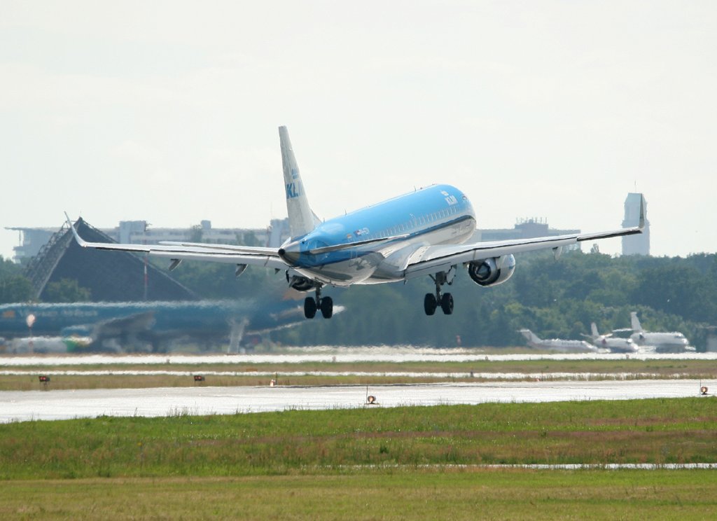 KLM Cityhopper Embraer ERJ-190-100STD PH-EZV  bei der Landung in Berlin-Tegel am 25.06.2012