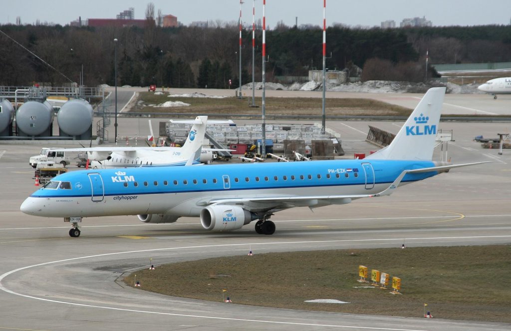  KLM-Cityhopper Embraer ERJ 190-STD (190-100) PH-EZK am 27.02.2010 auf dem Flughafen Berlin-Tegel