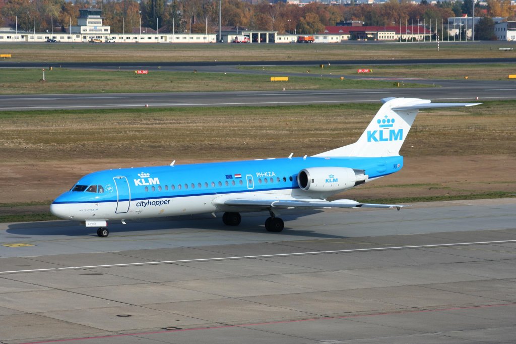KLM-Cityhopper Fokker 70 PH-KZA bei der Ankunft auf dem Flughafen Berlin-Tegel am 31.10.2009