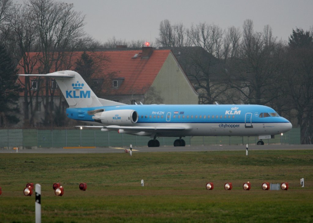 KLM-Cityhopper Fokker 70 PH-KZM kurz vor dem Start in Berlin-Tegel am 31.12.2011