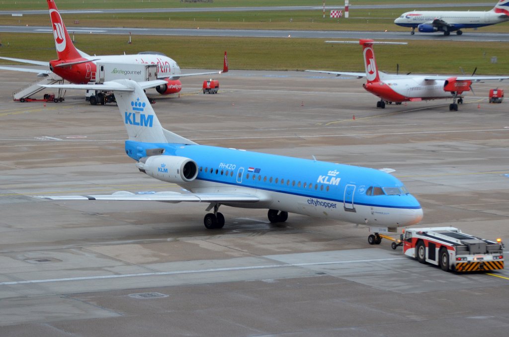 KLM-Cityhopper Fokker 70 PH-KZO beim Pushback in Hamburg Fuhlsbttel am 08.12.11