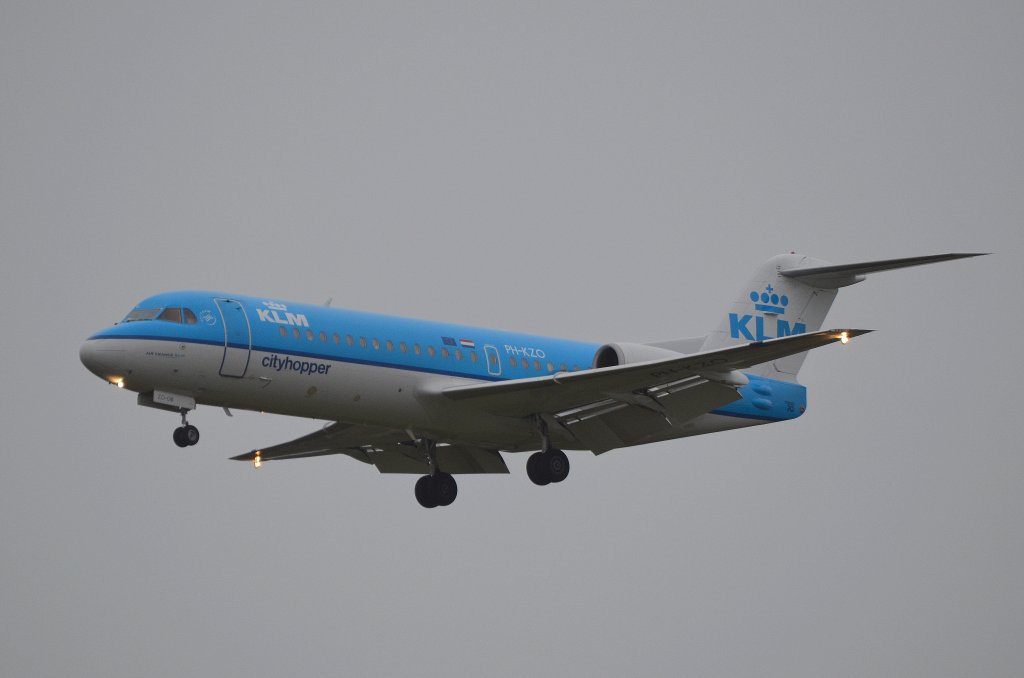 KLM-Cityhopper Fokker 70 PH-KZO vor der Landung in Hamburg Fuhlsbttel am 08.12.11