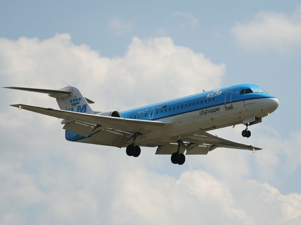 KLM-Cityhopper Fokker 70 PH-KZP kurz vor der Landung in Berlin-Tegel am 10.06.2011